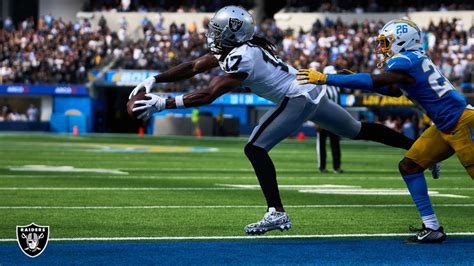 Photos: Top Shots from Week 4 vs. Chargers .